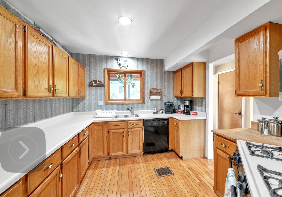 Private 5 acre home — additional photo 1